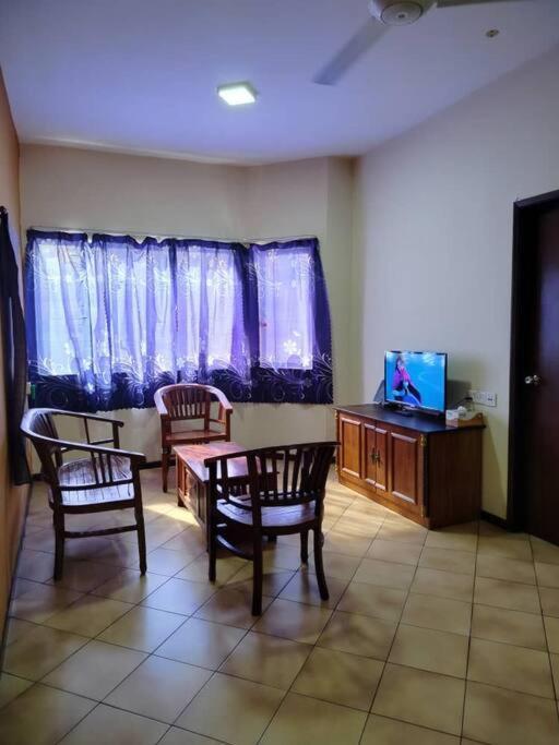 Homestay Elina - Cheap And Cosy Port Dickson Exteriör bild