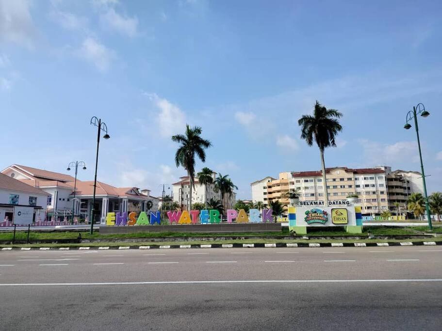 Homestay Elina - Cheap And Cosy Port Dickson Exteriör bild