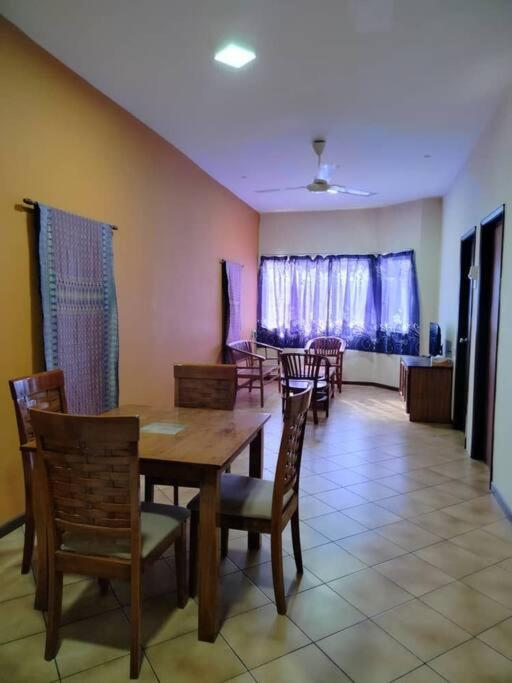Homestay Elina - Cheap And Cosy Port Dickson Exteriör bild
